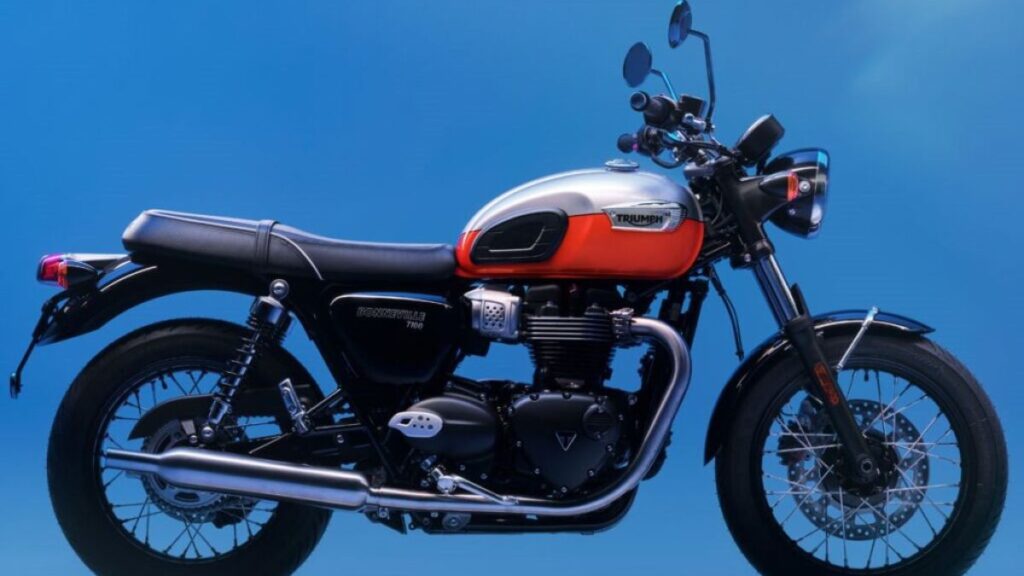 Triumph Bonneville 2025 em fundo azul.