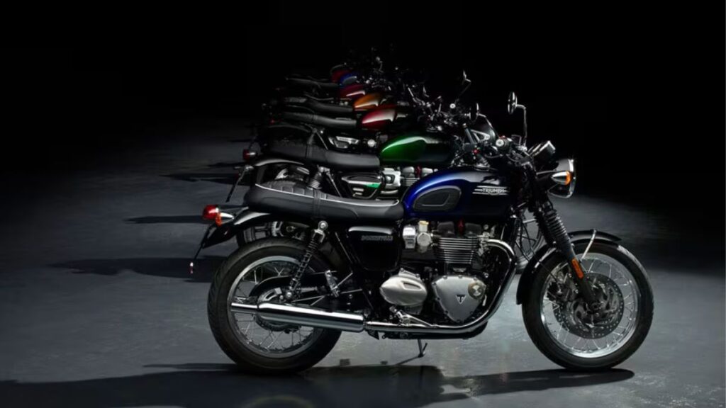 Várias Triumph Bonneville 2025 em fundo preto.