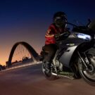 Triumph Novíssima Daytona 660 2025 em movimento na estrada.