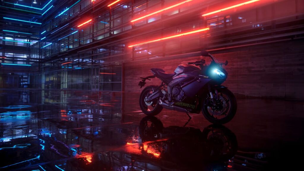 Triumph Novíssima Daytona 660 2025 parada na chuva.