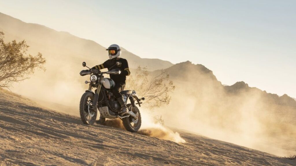 Triumph Scrambler 1200 2025 no deserto.