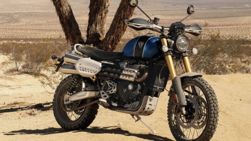 Triumph Scrambler 1200 2025 parada no deserto.