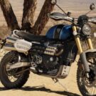Triumph Scrambler 1200 2025 parada no deserto.
