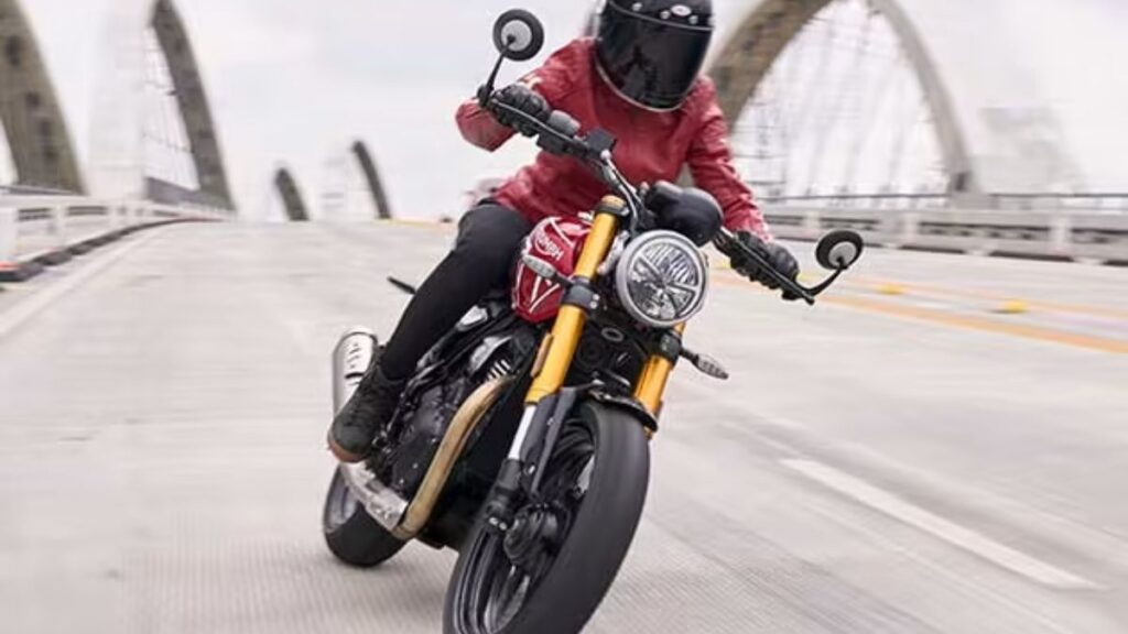 Triumph Speed 400 2025 andando na estrada.