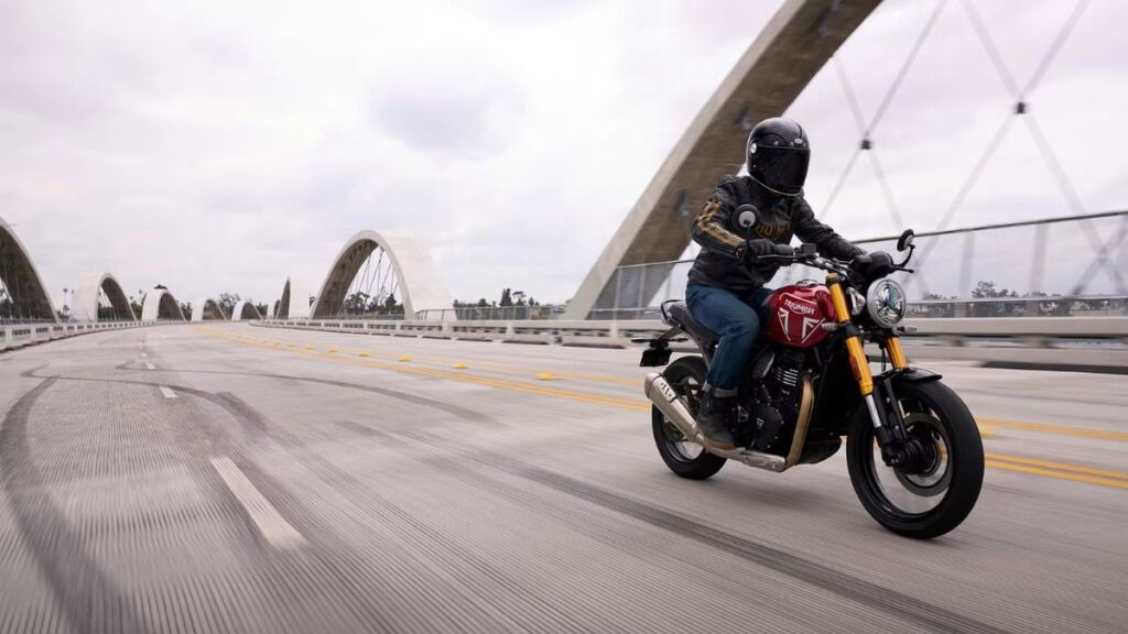 Triumph Speed 400 2025 na estrada.