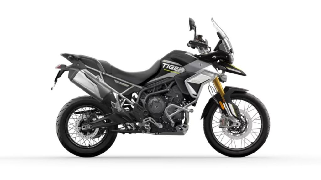 Triumph Speed Twin 900 2025 em fundo branco.