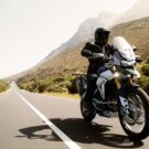 Triumph Speed Twin 900 2025 em rodovia.