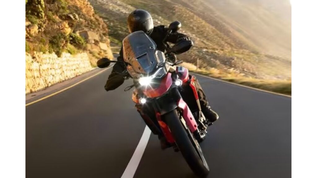 Triumph Speed Twin 900 2025 vermelha em rodovia.