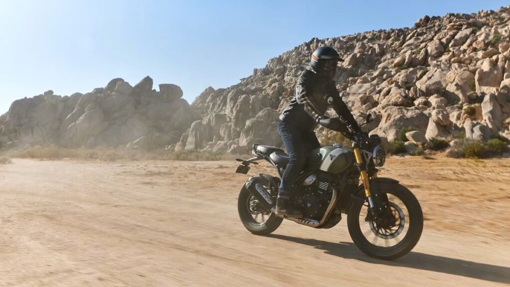 Triumph Srambler 400X 2025 em movimento na poeira.