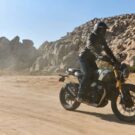 Triumph Srambler 400X 2025 em movimento na poeira.