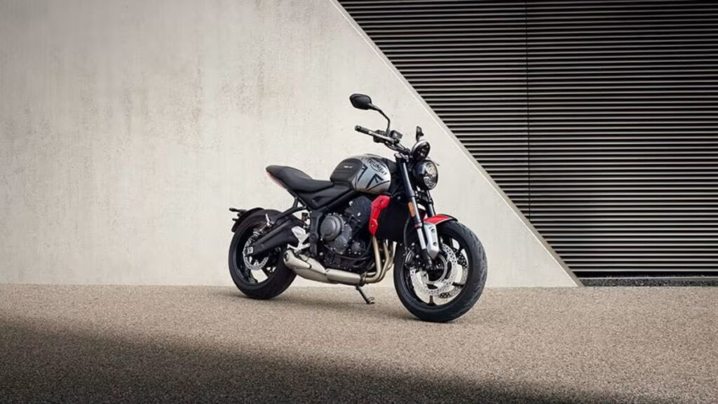 Triumph Street Triple 765 2025 na diagonal.
