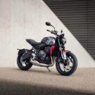 Triumph Street Triple 765 2025 na diagonal.