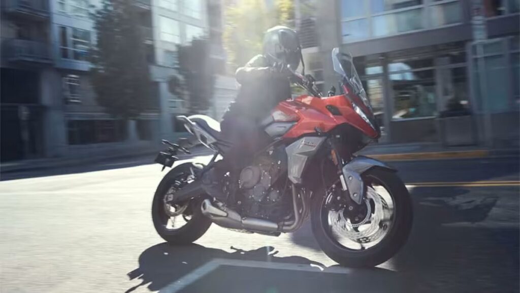 Triumph Tiger Sport 660 2025 em movimento na rua.