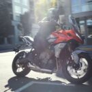 Triumph Tiger Sport 660 2025 em movimento na rua.