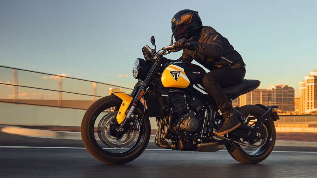 Triumph Trident 660 2025 na estrada.