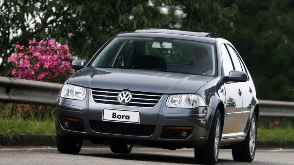 Volkswagen Bora em movimento.