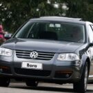 Volkswagen Bora em movimento.