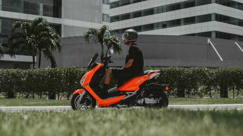 Voltz EV1 Sport 2025 laranja em movimento.