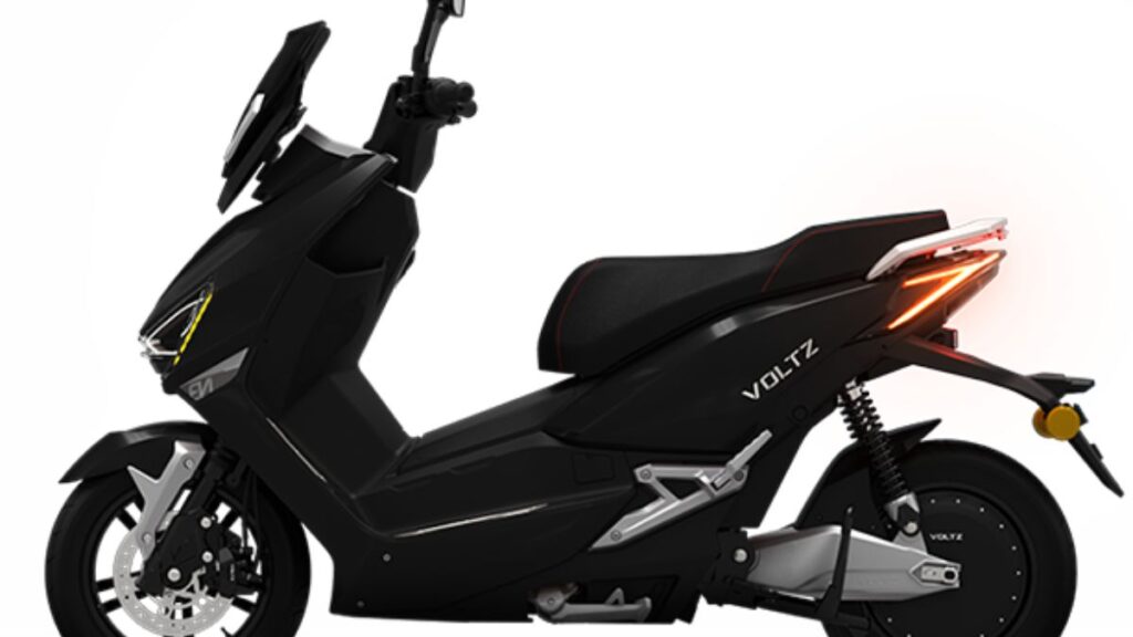 Voltz EV1 Sport 2025 preta em fundo branco.