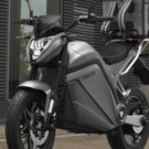 Voltz EVS 2025 parada na diagonal.