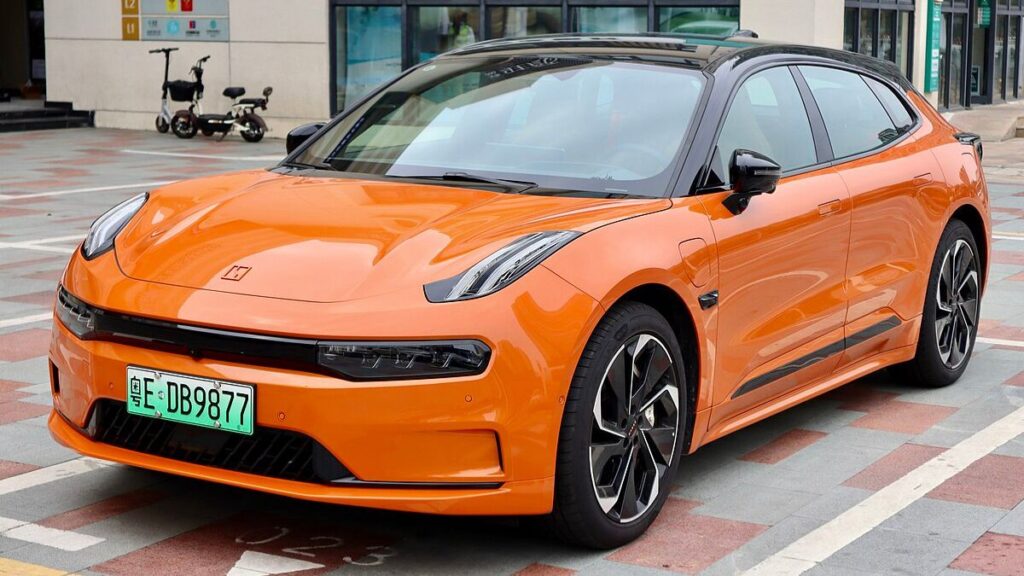 Zeekr 001 laranja parado.