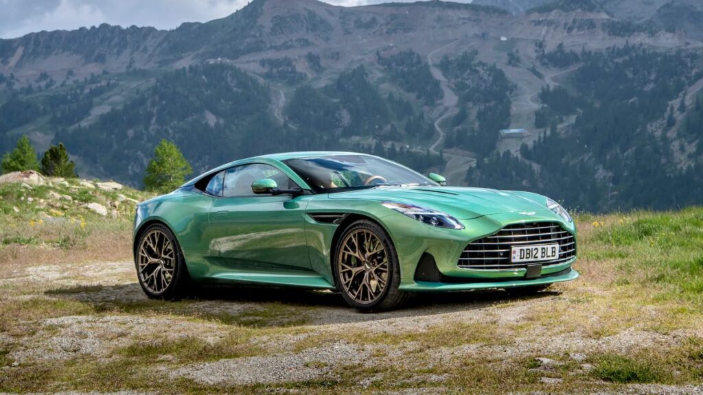 Aston Martin DB12 2025 parado em montanha.