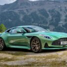 Aston Martin DB12 2025 parado em montanha.