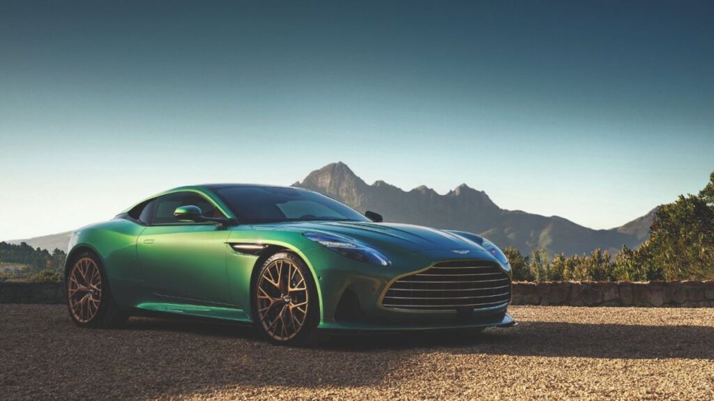 Lateral do Aston Martin DB12 2025.