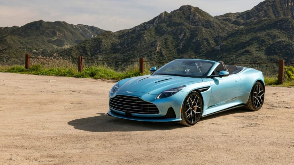 Aston Martin DB12 2025 parado.