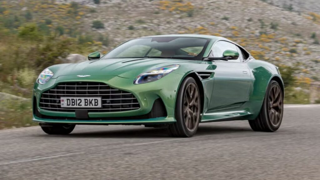 Aston Martin DB12 2025 em movimento na estrada.