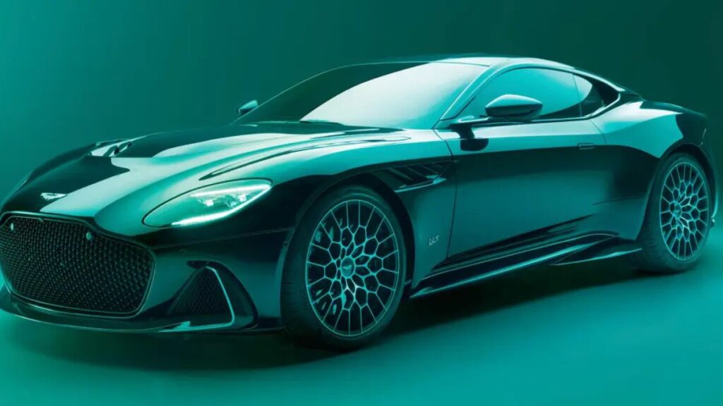Aston Martin DBS 2025 na diagonal.