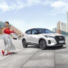 Mulher ao lado de um Nissan Kicks