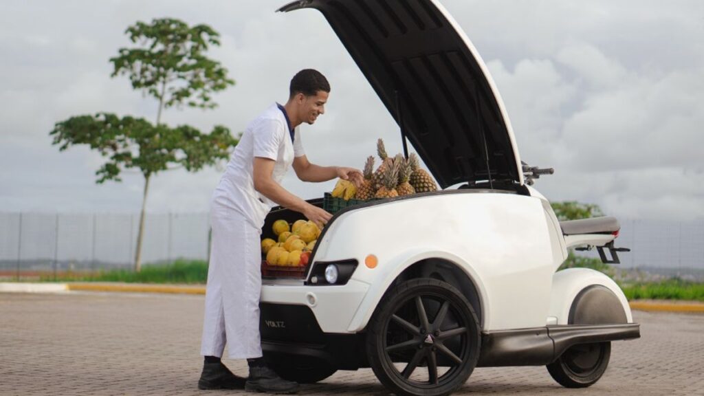 Homem colocando frutas dentro da Voltz Miles 2025.