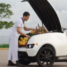 Homem colocando frutas dentro da Voltz Miles 2025.