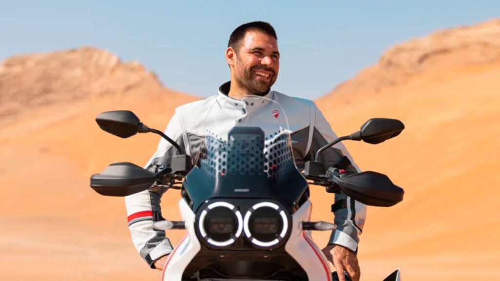 Farol dianteiro da Ducati DesertX 2025.