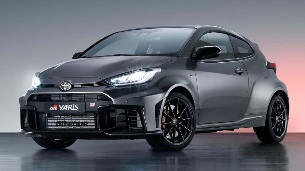 Dianteira do Toyota Yaris GT preto.