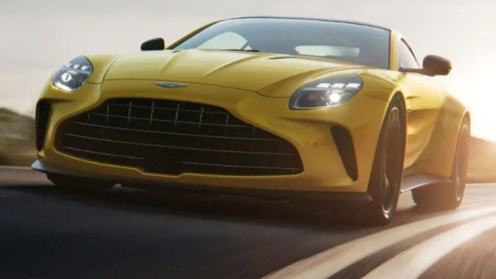 Dianteira do Aston Martin Vantage 2025 em movimento na estrada.