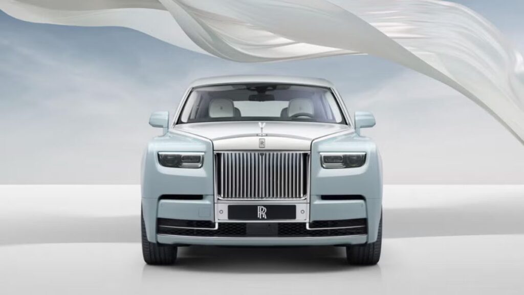 Dianteira do Rolls-Royce Phantom 2025.