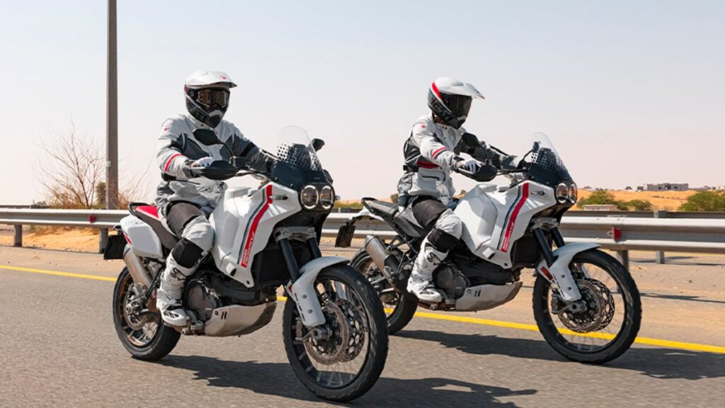 Duas Ducati DesertX 2025 na estrada.