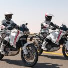 Duas Ducati DesertX 2025 na estrada.