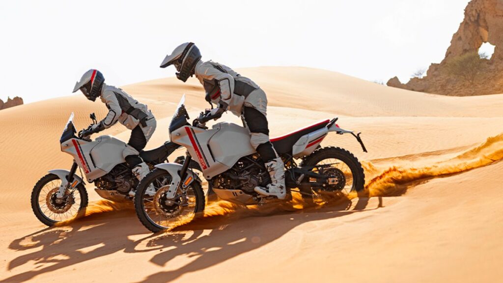 Duas Ducati DesertX 2025 na areia.