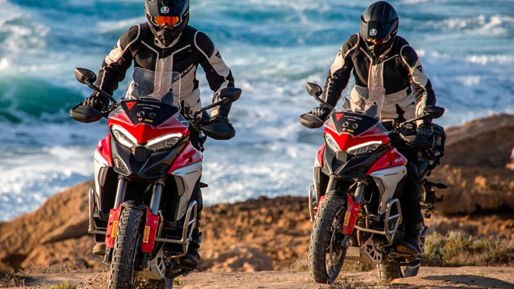 Duas Ducati Multistrada V4 S 2025 em montanha.