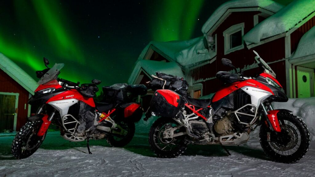 Duas Ducati Multistrada V4 S 2025.