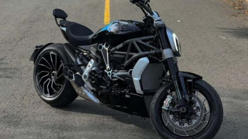Ducati Diavel 2025 na diagonal em estrada.