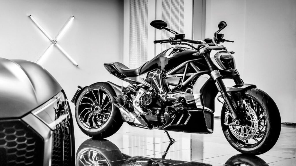 Ducati Diavel 2025 em garagem com a imagem em preto e branco.