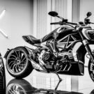 Ducati Diavel 2025 em garagem com a imagem em preto e branco.