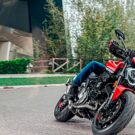 Ducati Monster 2025 em movimento.