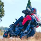 Ducati Multistrada V2 S 2025 na curva.