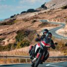 Ducati Multistrada V4 S 2025 em movimento na estrada com passageiro.