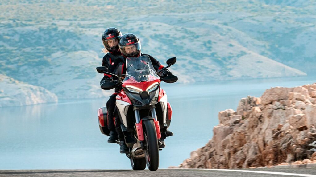 Ducati Multistrada V4 S 2025 em movimento na estrada com passageiro.